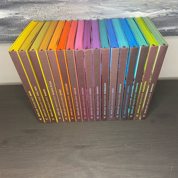 17 LOUIS VUITTON Travel guides - Picture 6 of 6